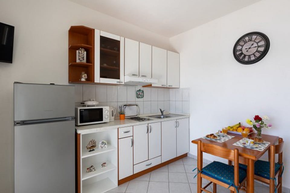 Apartment (One Bedroom Apartment with Terrace an) | Dining room