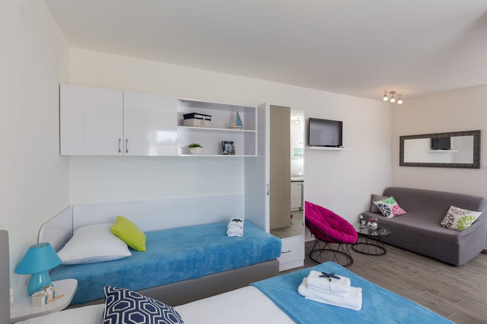 Studio (Studio Apartment with City View) | Living room | Flat-screen TV