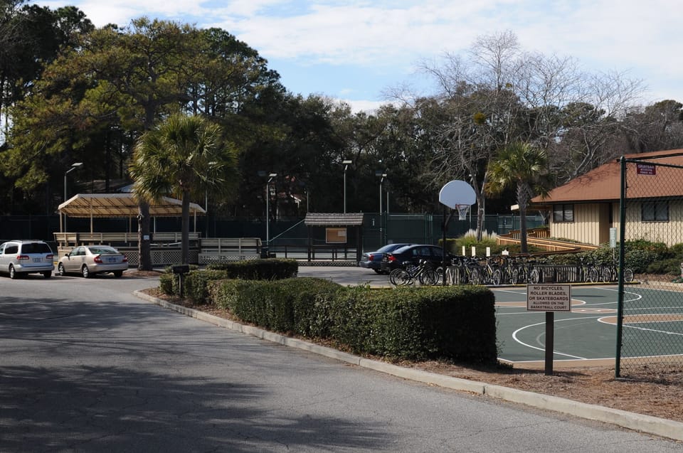 Tennis center offers bike rentals; hourly, daily, weekly