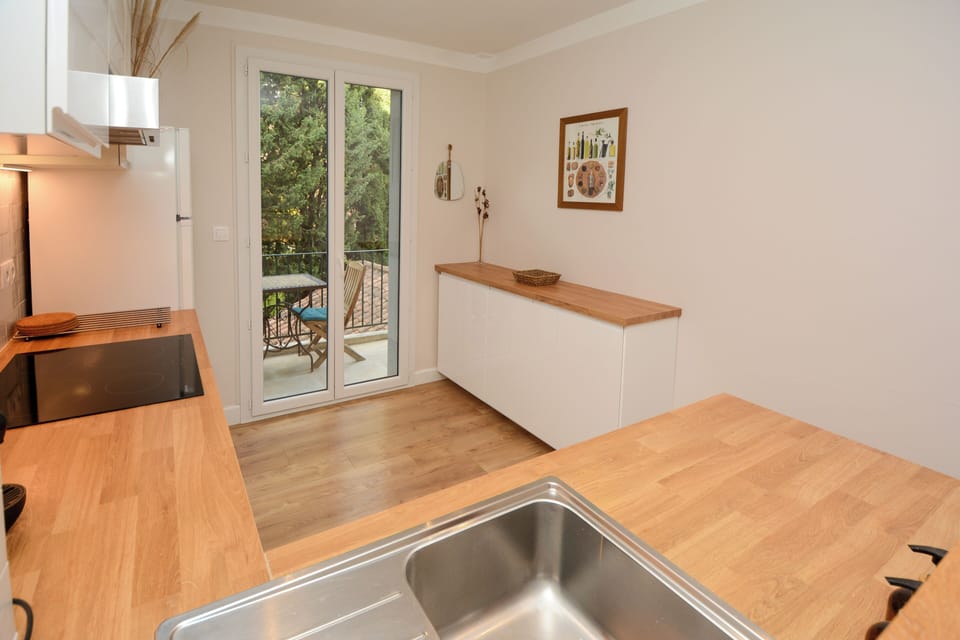 Kitchen & balcony