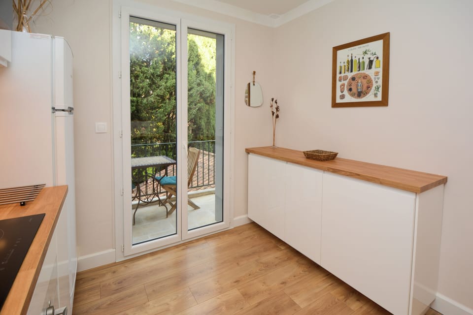 Kitchen & balcony