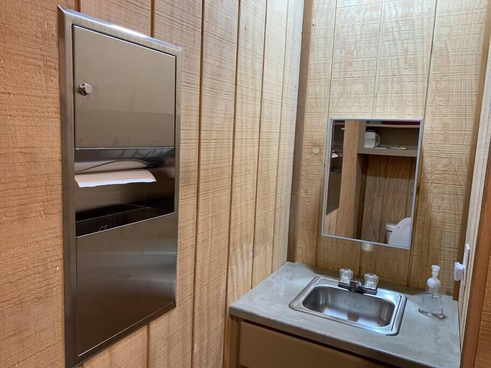 Lake Godstone Field House Bathroom