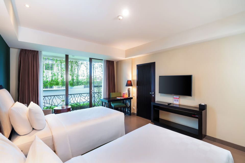 Grand Deluxe Twin | Premium bedding, in-room safe, desk, laptop workspace