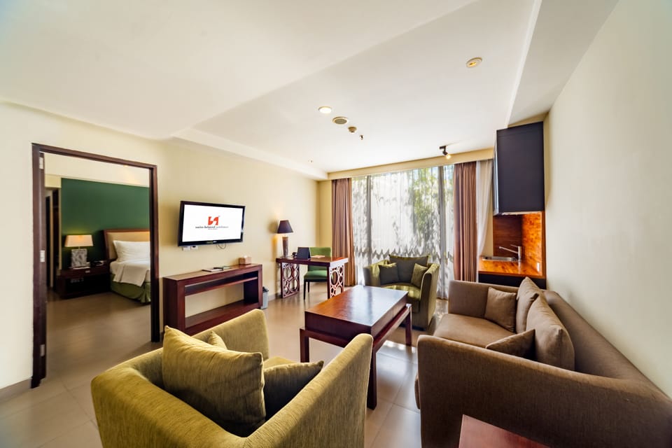Executive Suite | Premium bedding, in-room safe, desk, laptop workspace