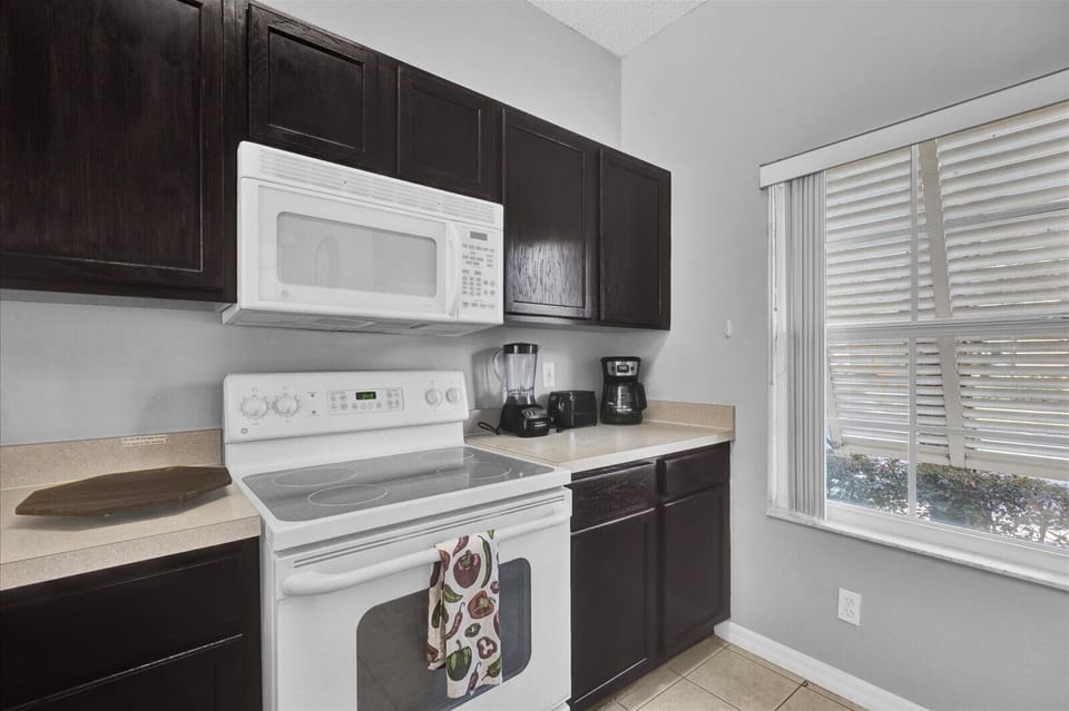Full Kitchen with all amenities, including fridge, dishwasher, oven & microwave 