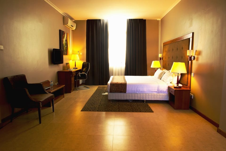 Suite, 1 Bedroom | Hypo-allergenic bedding, in-room safe, desk, blackout drapes