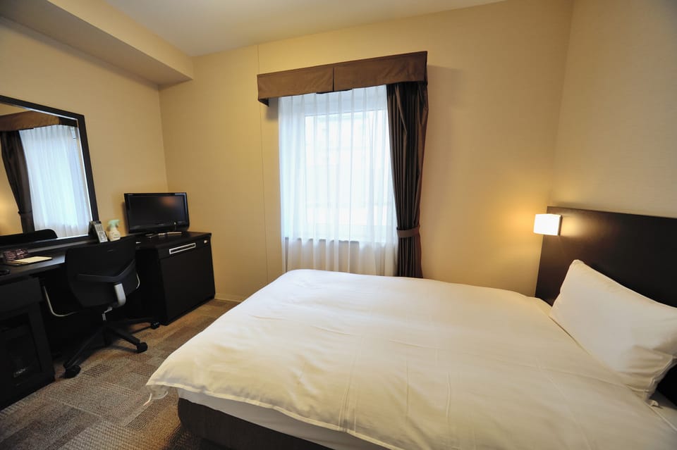 Down comforters, in-room safe, desk, blackout drapes