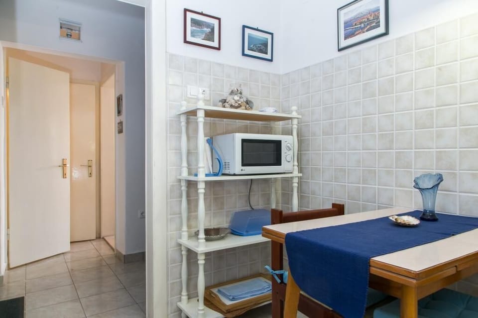 Apartment (One Bedroom Apartment with Two Terrac) | Dining room