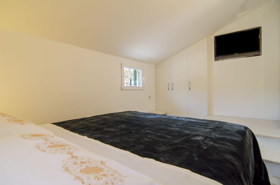 House (Holiday Home with Outdoor Pool and Se) | 1 bedroom, cribs/infant beds