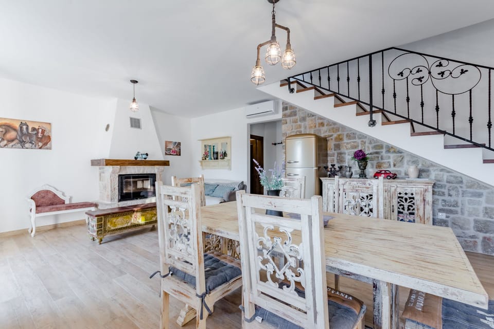 House (Two Bedroom Holiday Home with Private) | Dining room