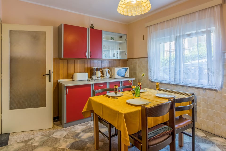 Private kitchen | Fridge, microwave, oven, stovetop