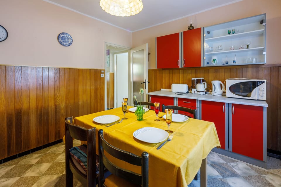 Private kitchen | Fridge, microwave, oven, stovetop