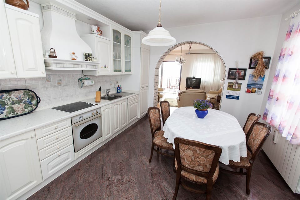 Private kitchen | Fridge, microwave, oven, stovetop