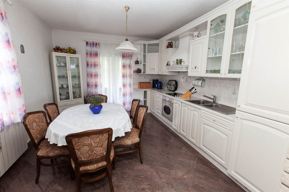 Private kitchen | Fridge, microwave, oven, stovetop