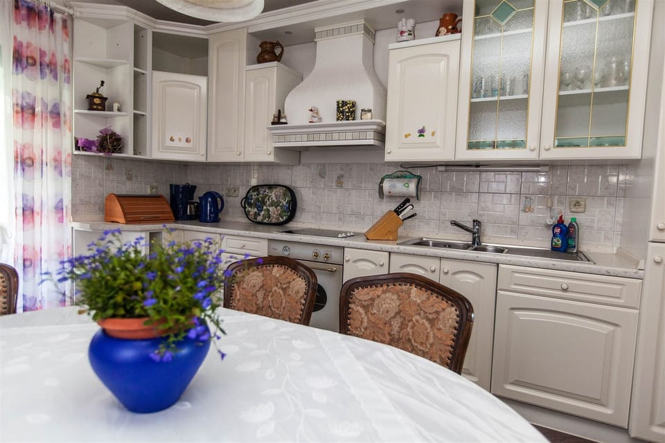 Private kitchen | Fridge, microwave, oven, stovetop