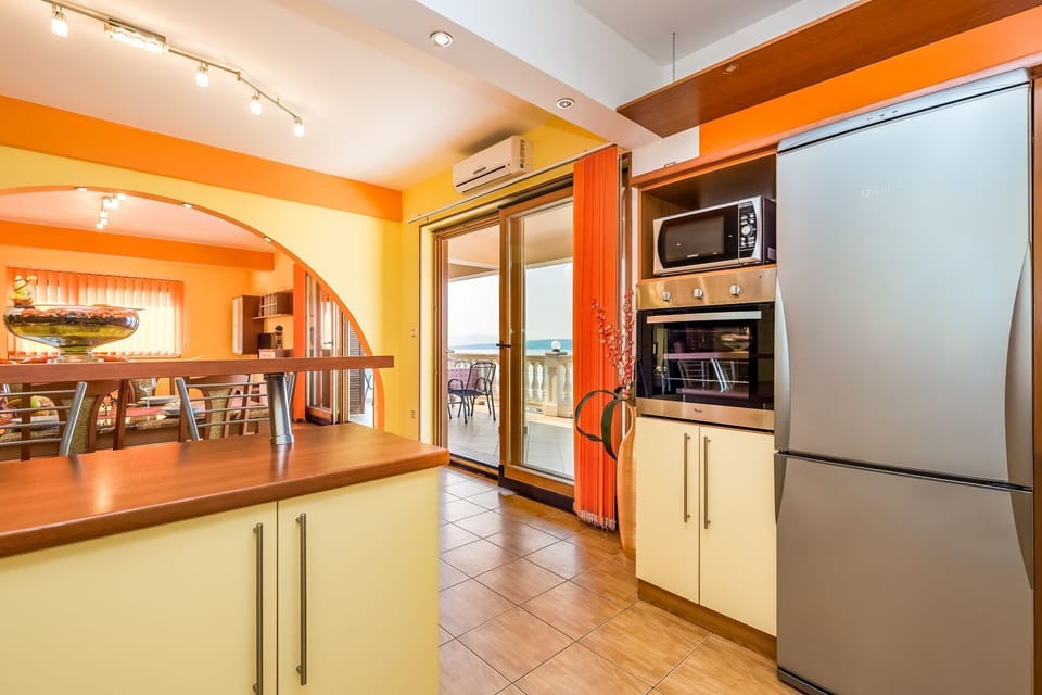 Private kitchen | Fridge, microwave, oven, stovetop