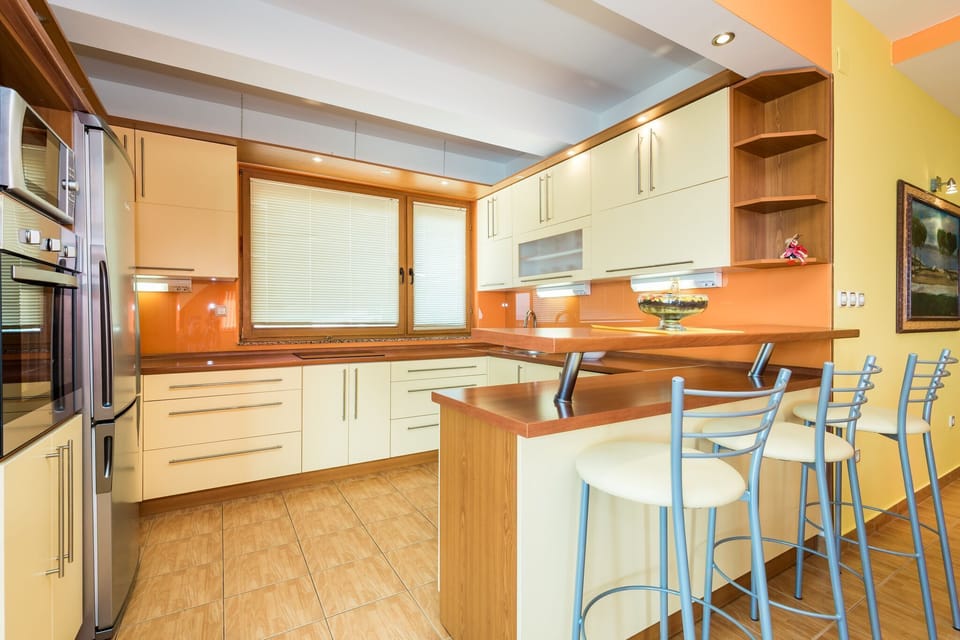 Private kitchen | Fridge, microwave, oven, stovetop