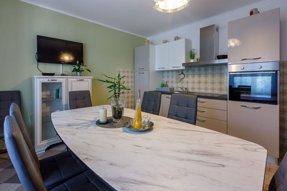 Private kitchen | Fridge, oven, stovetop, dishwasher