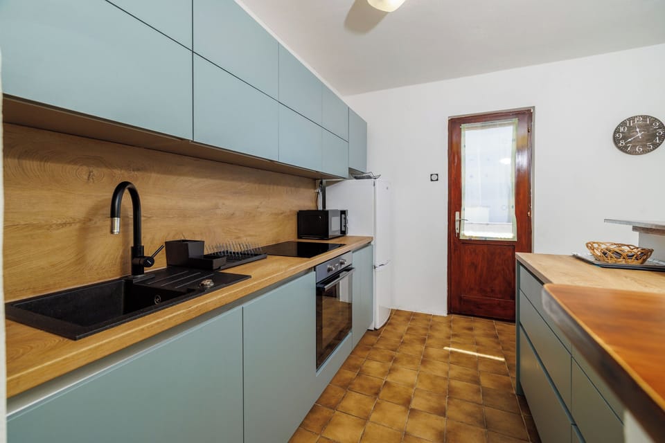 Apartment (A1) | Private kitchen | Fridge, microwave, oven, stovetop