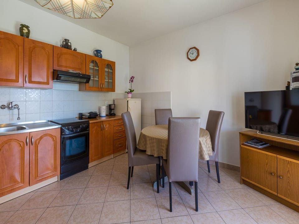 Private kitchen | Fridge, oven, stovetop, dishwasher