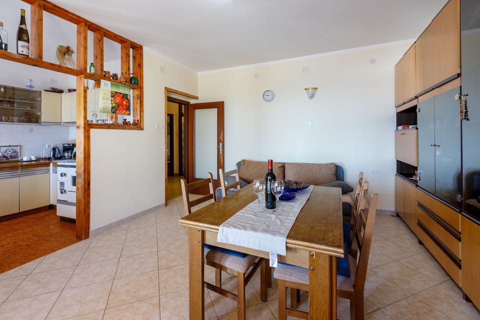 Private kitchen | Fridge, oven, stovetop, espresso maker