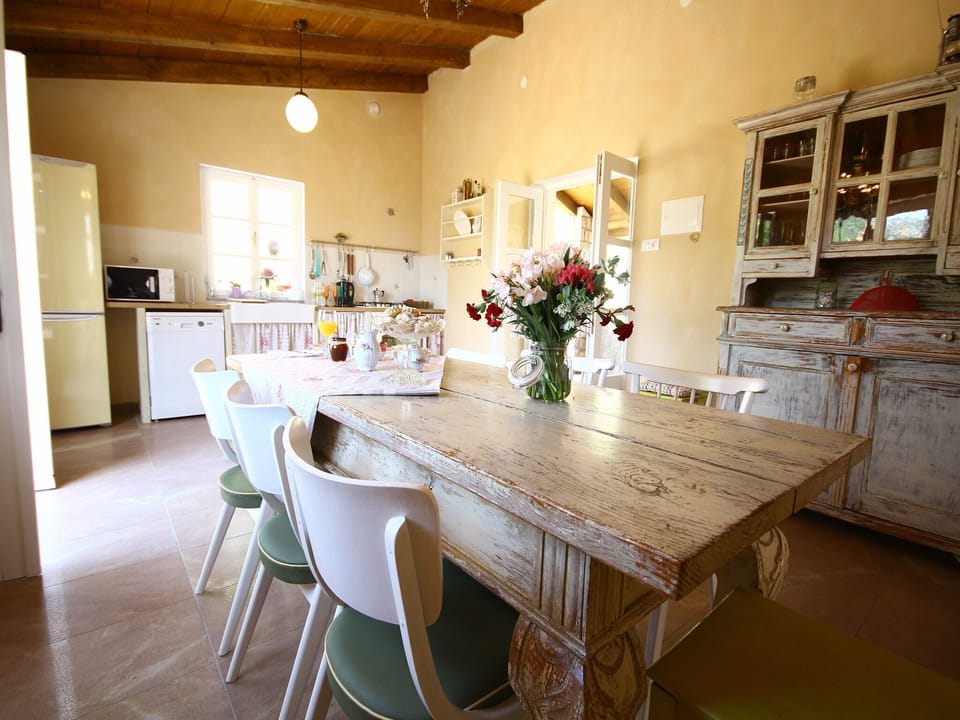 Private kitchen | Fridge, microwave, oven, stovetop