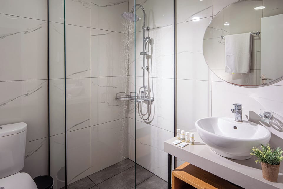 Superior Double Room, Sea View | Bathroom | Free toiletries, hair dryer, towels, shampoo