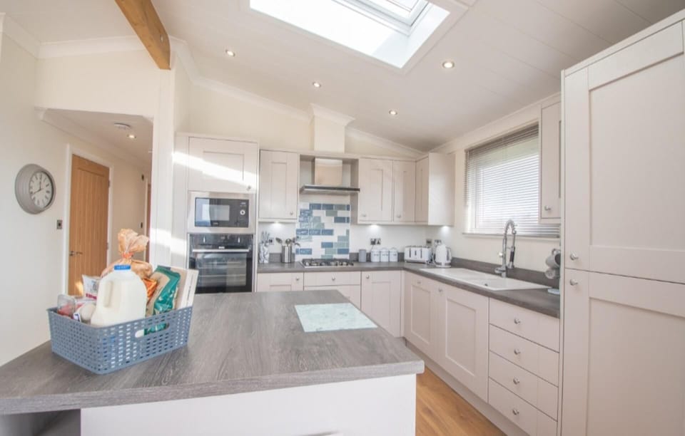 Cabin | Private kitchen | Fridge, microwave, oven, stovetop