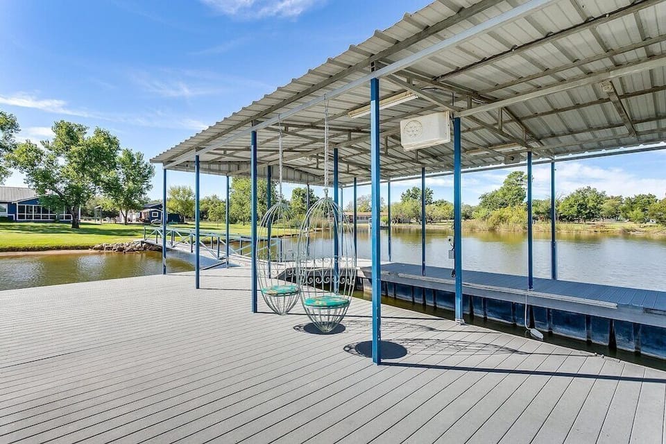 Plenty of space to hang out and fish!
