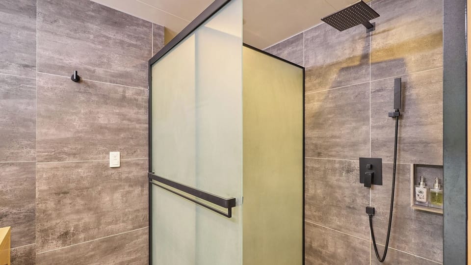 ・[Premium Room] There is a shower room inside the room. Please relax and warm yourself up and relieve the fatigue of your trip.