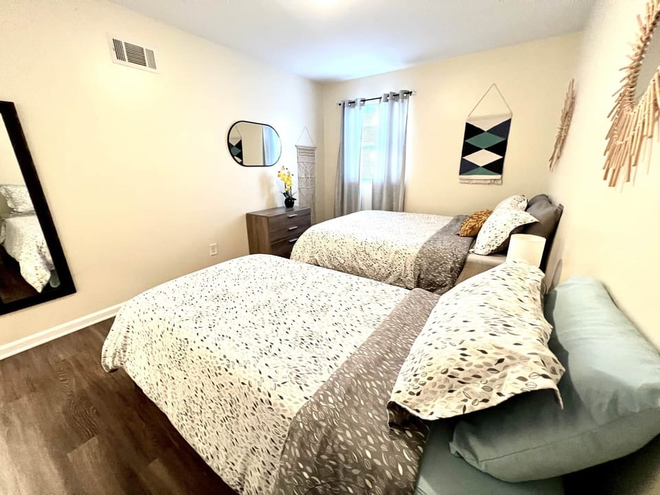 2nd Bedroom with Queen / Twin (3)