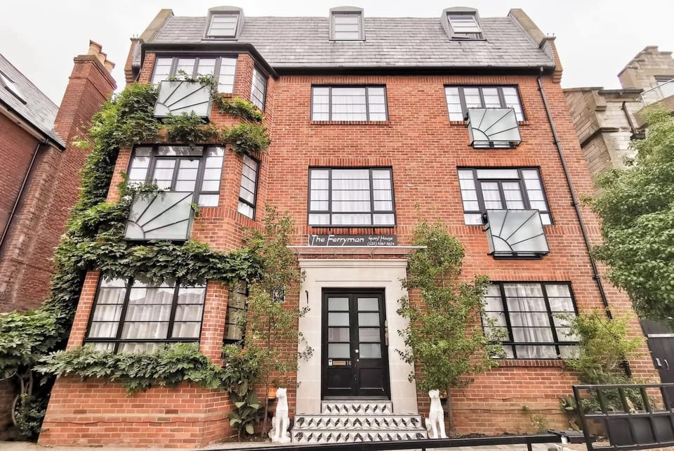 The Ferryman is a 1920's property built during the Art Deco era. 	Amazing location