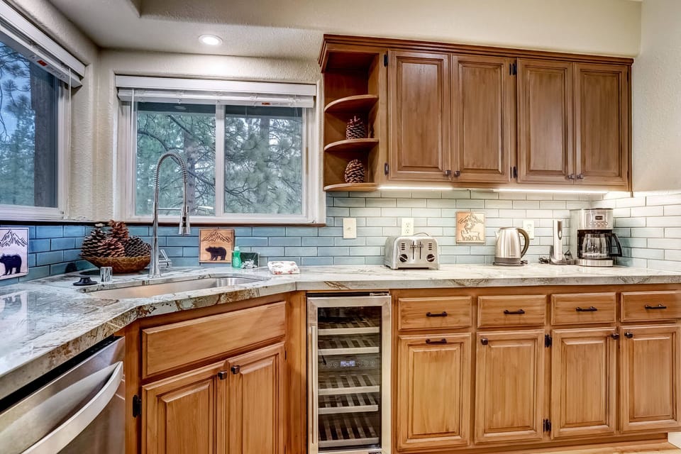 House, Multiple Beds, Hot Tub, Mountain View (Nestled Pines Retreat) | Private kitchen | Fridge, microwave, oven, stovetop