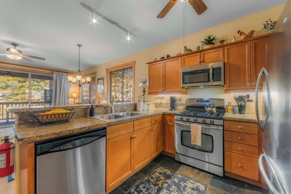 Condo, Multiple Beds, Mountain View (Alpine Way) | Private kitchen | Fridge, microwave, oven, stovetop