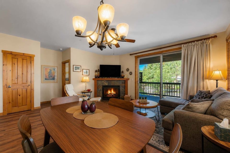 Condo, Multiple Beds, Mountain View (Alpine Way) | Living area | 42-inch flat-screen TV with digital channels, fireplace