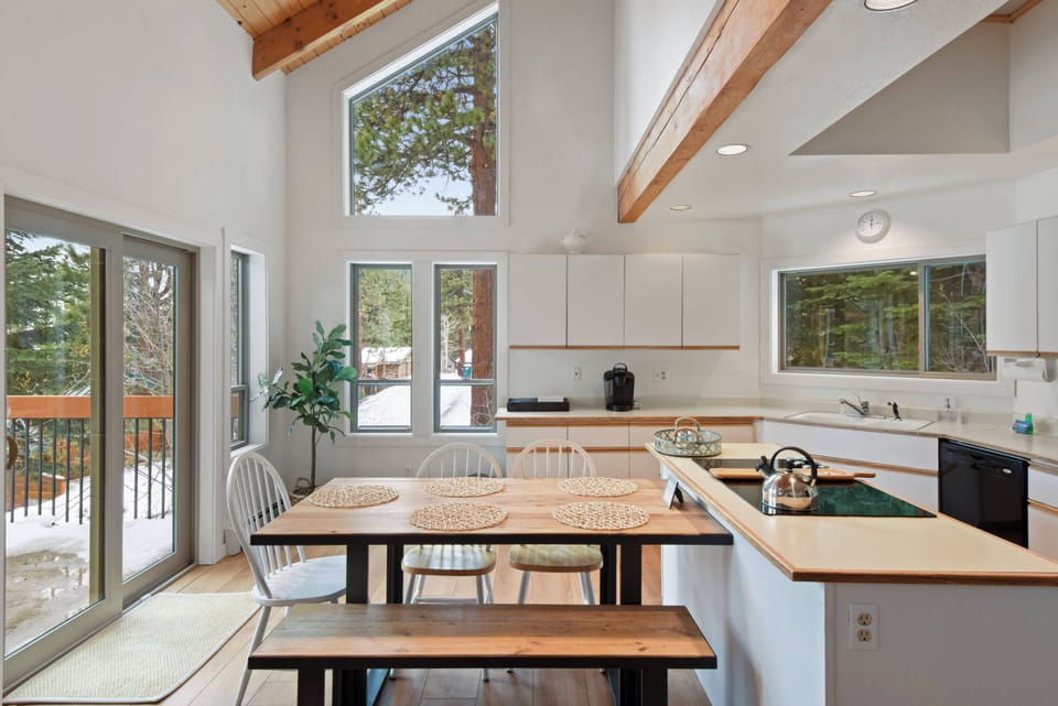 House, Multiple Beds, Patio, Mountain View (Incline Village Manor) | Private kitchen | Fridge, microwave, oven, stovetop