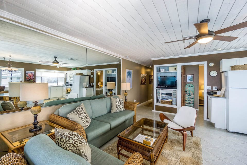 Condo, Multiple Beds, Balcony, Ocean View (Kona Reef #D31) | Living area | 35-inch flat-screen TV with digital channels