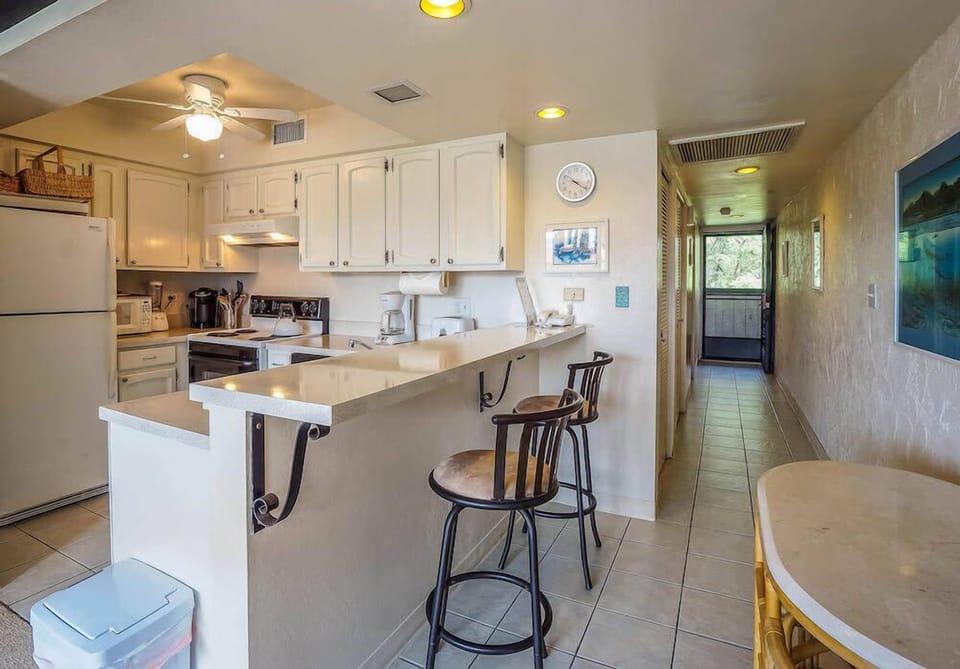 Condo, 1 Queen Bed with Sofa bed, Balcony, Ocean View (Casa De Emdeko #334) | Private kitchen | Fridge, microwave, oven, stovetop