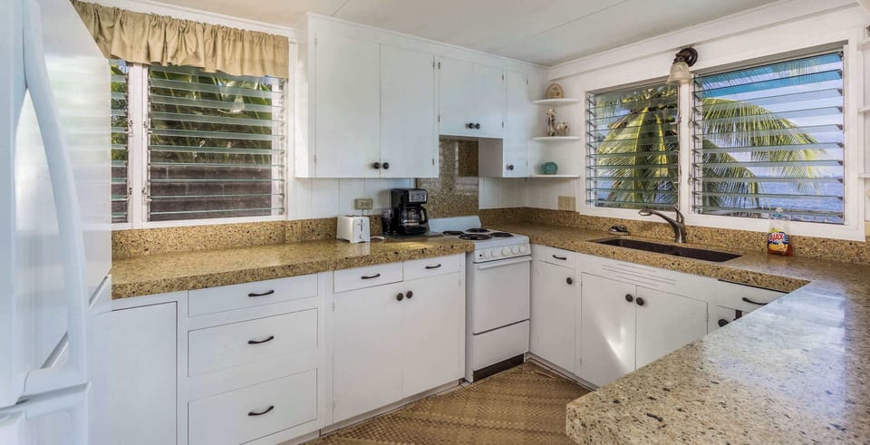 House, Multiple Beds, Patio, Ocean View (Kaikea Hale) | Private kitchen | Fridge, microwave, oven, stovetop