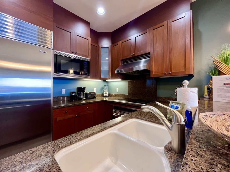 Condo, Multiple Beds, Lanai, Ocean View (Hali'i Kai 15A) | Private kitchen | Fridge, microwave, oven, stovetop