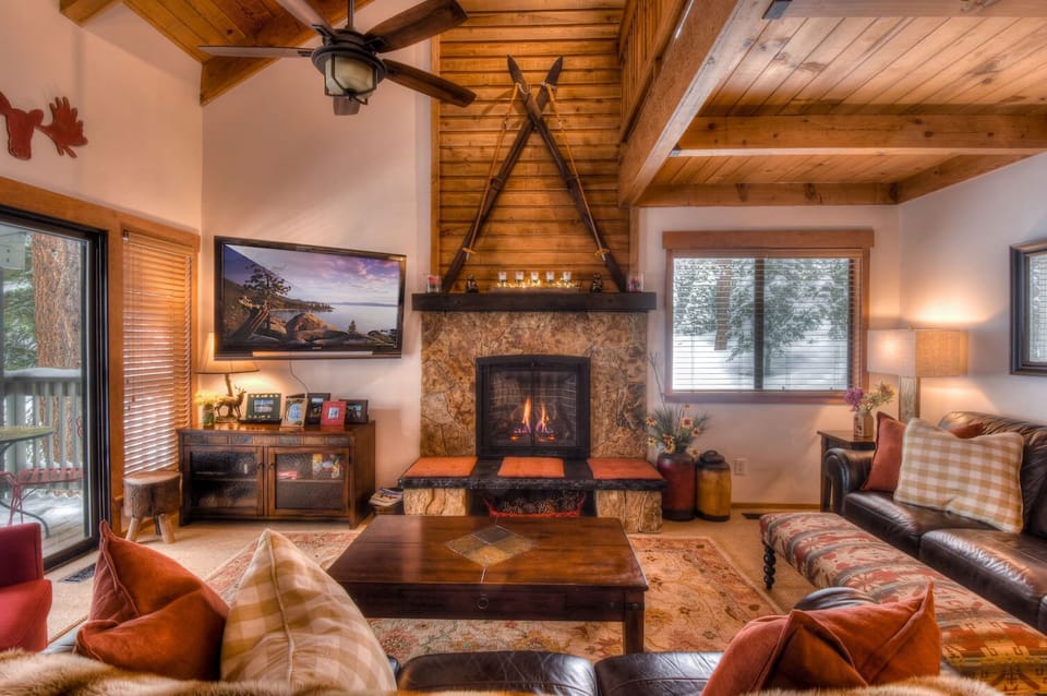 Townhome, Multiple Beds, Balcony, Mountain View (Granlibakken Retreat) | Living area | 42-inch flat-screen TV with digital channels, fireplace