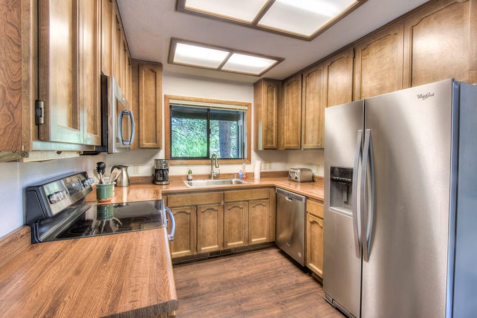 House, Multiple Beds, Balcony, Mountain View (Northwoods Hangout) | Private kitchen | Fridge, microwave, oven, stovetop