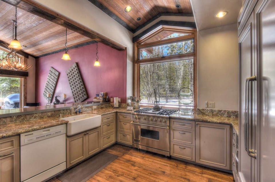Townhome, Multiple Beds, Hot Tub, Mountain View (Ridge Court Barrel) | Private kitchen | Fridge, microwave, oven, stovetop