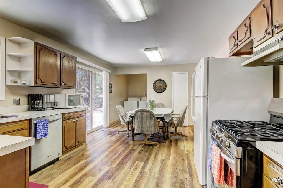 House, Multiple Beds, Patio, Mountain View (Blue Black Bart) | Private kitchen | Fridge, microwave, oven, stovetop