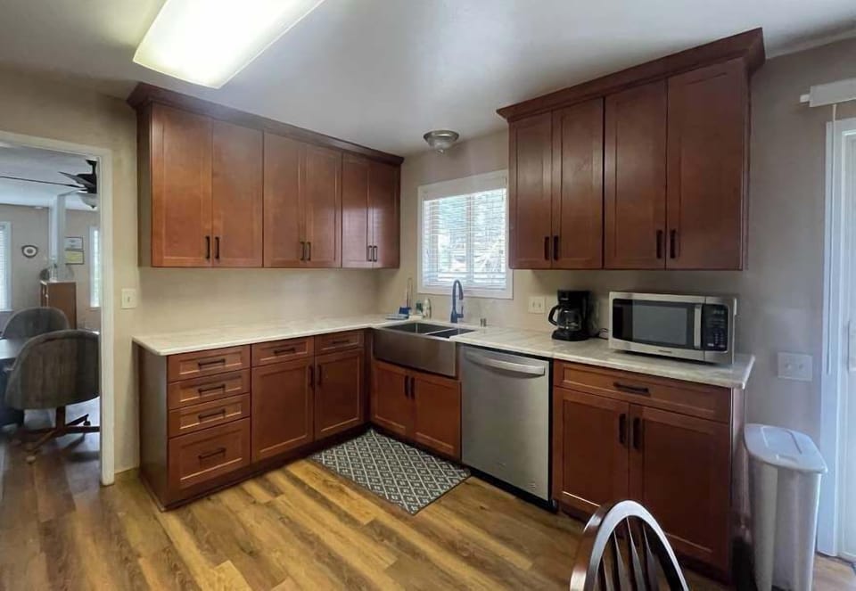 House, Multiple Beds, Patio, Mountain View (Blue Black Bart) | Private kitchen | Fridge, microwave, oven, stovetop