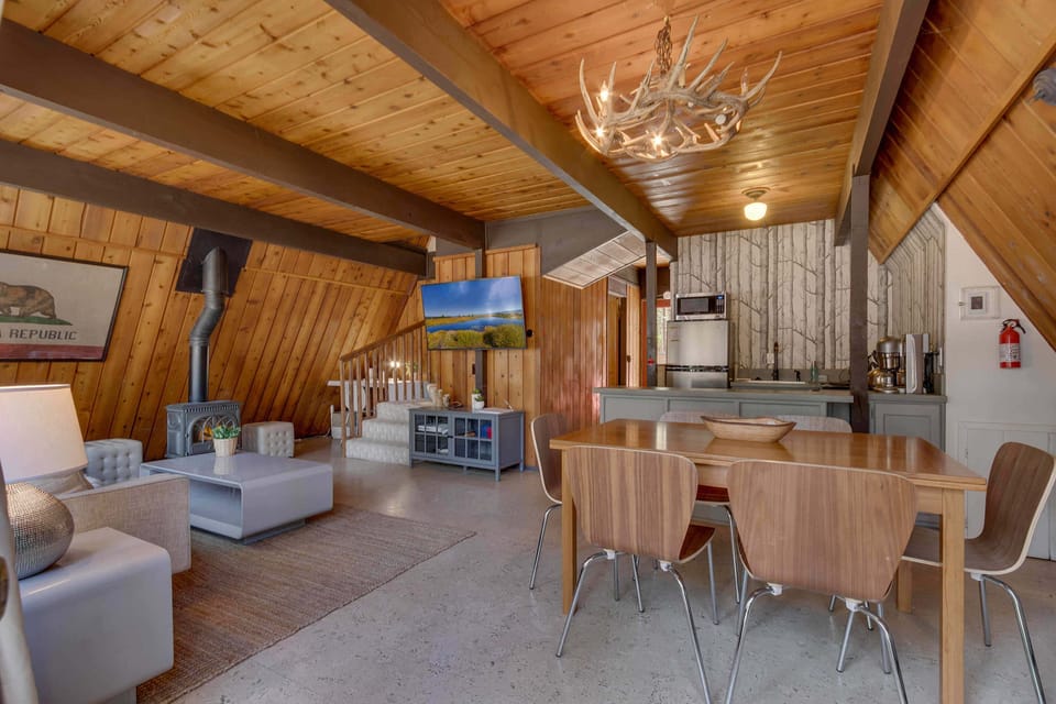House, Multiple Beds, Hot Tub, Mountain View (Heavenly Hollow) | Dining