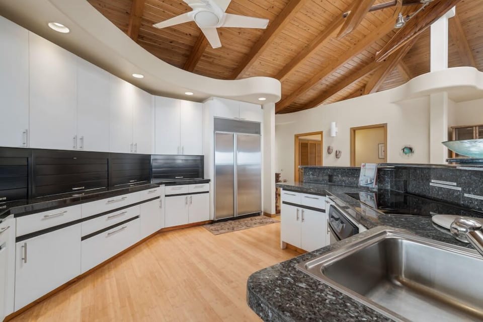 House, Multiple Beds, Patio, Ocean View (Kona Wa'a Paradise Getaway) | Private kitchen | Fridge, microwave, oven, stovetop
