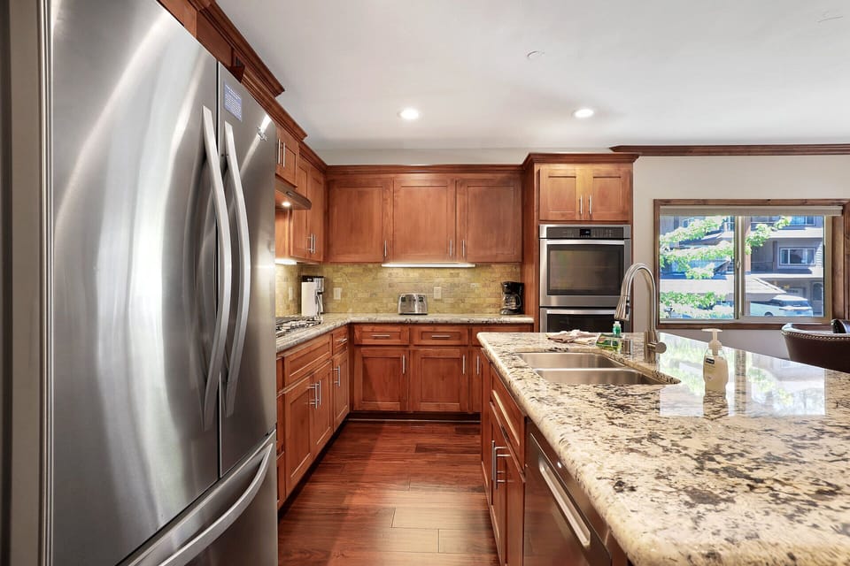 Townhome, Multiple Beds, Balcony, Mountain View (Tahoe Woods Villa) | Private kitchen | Fridge, microwave, oven, stovetop
