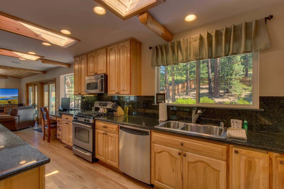 House, Multiple Beds, Hot Tub, Mountain View (Prima Del Norte) | Private kitchen | Fridge, microwave, oven, stovetop
