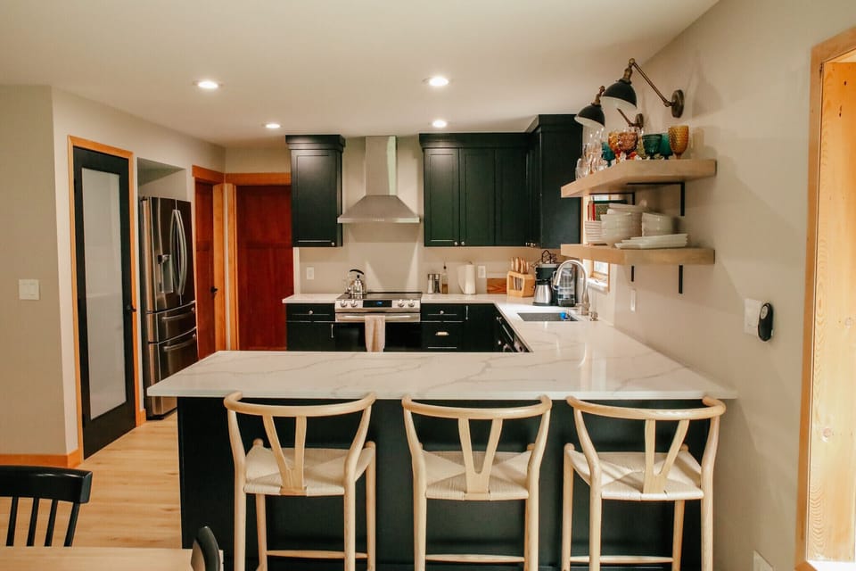 Bar seating at kitchen countertop 